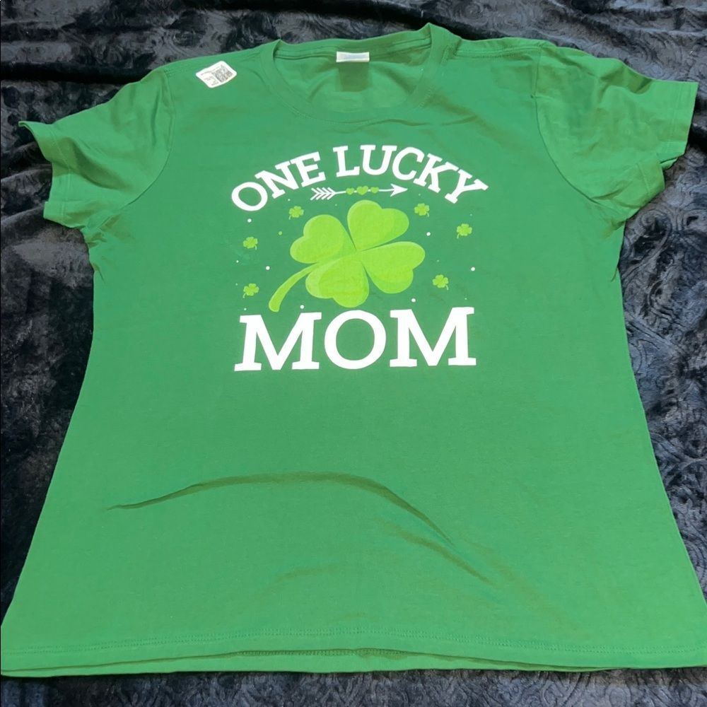 St Patrick’s Day 'One Lucky Mom' Irish Shamrock Clover Shirt (Ladies M)